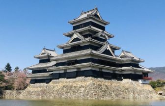 松本市の象徴、黒と白のコントラストが映える名城 松本城