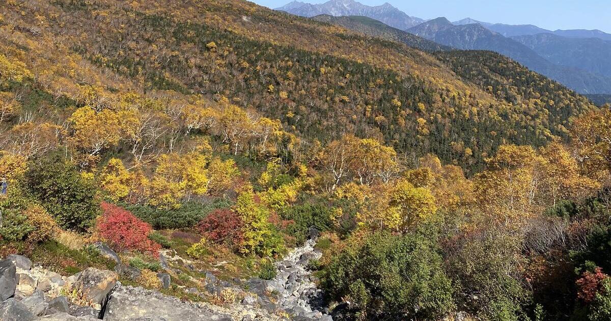 松本市、紅葉の季節を迎えつつある乗鞍岳の景色