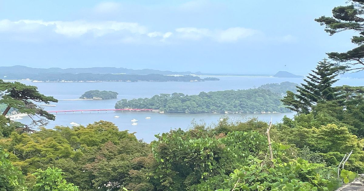 松島町松島犬田、西行戻しの松公園から見る福浦橋と松島湾の風景