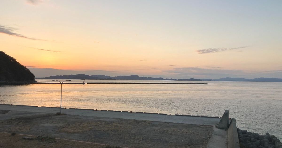 松山市北条辻、北条港から望む夕暮れの瀬戸内海風景