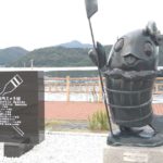 美浜町にあるボート競技の聖地、三方五湖の1つである久々子湖に建つ、観光キャラクターのへしこちゃん像と記念碑