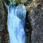 みなかみ町湯原、近くにはキャニオニングが楽しめるスポットもある、稲荷滝の風景（落差20m）