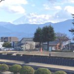 南アルプス市内から見える富士山の風景