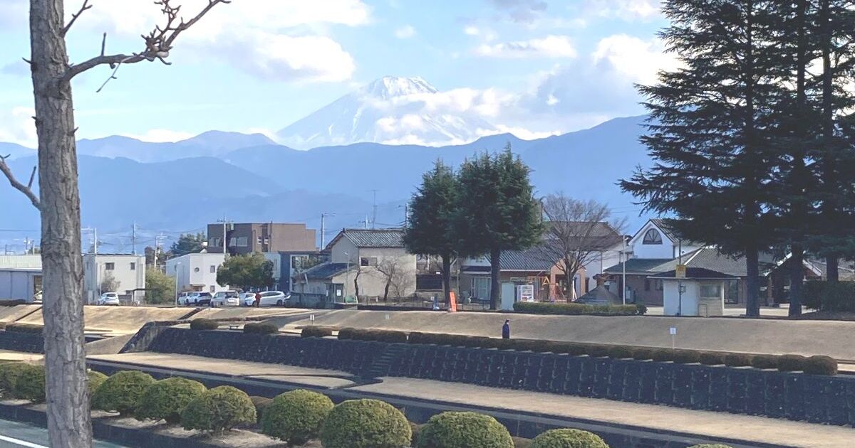 南アルプス市内から見える富士山の風景