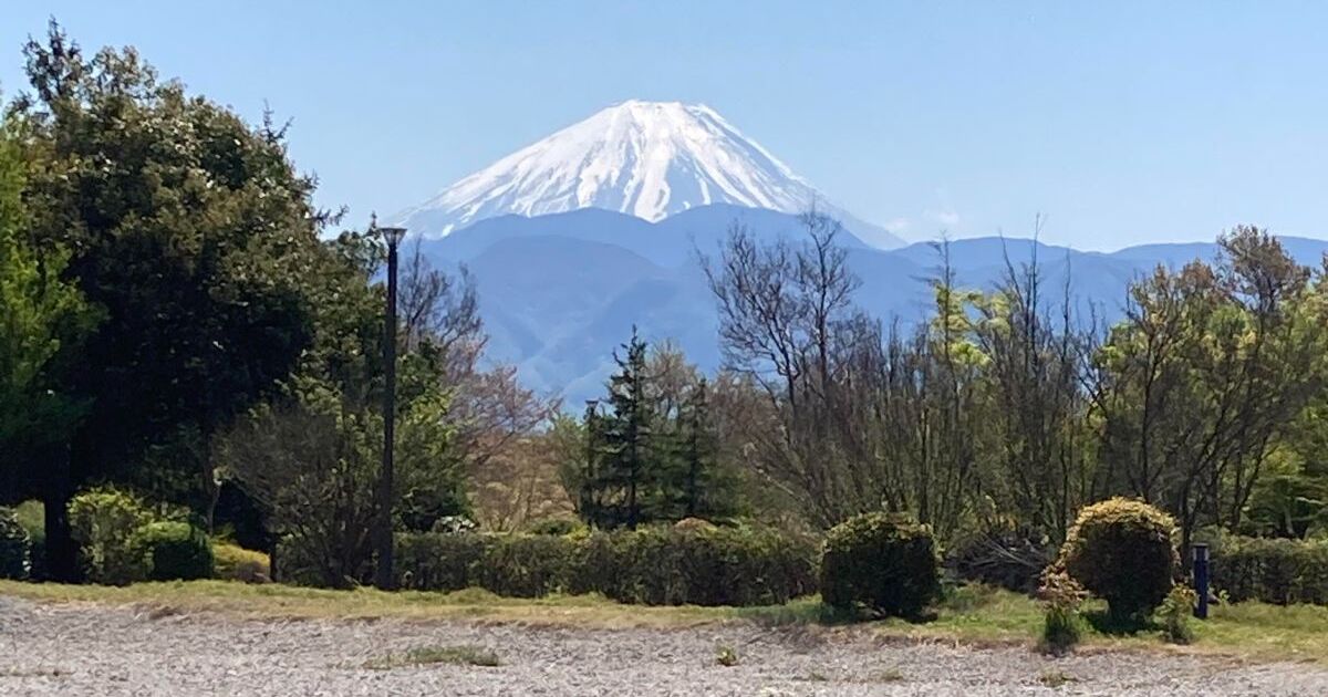 南アルプス市の若草地区から見える富士山の風景