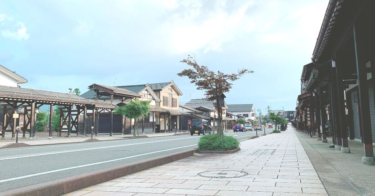 南魚沼市塩沢、かつて江戸と越後を結ぶ宿場町として栄えた塩沢宿 牧之通りの風景