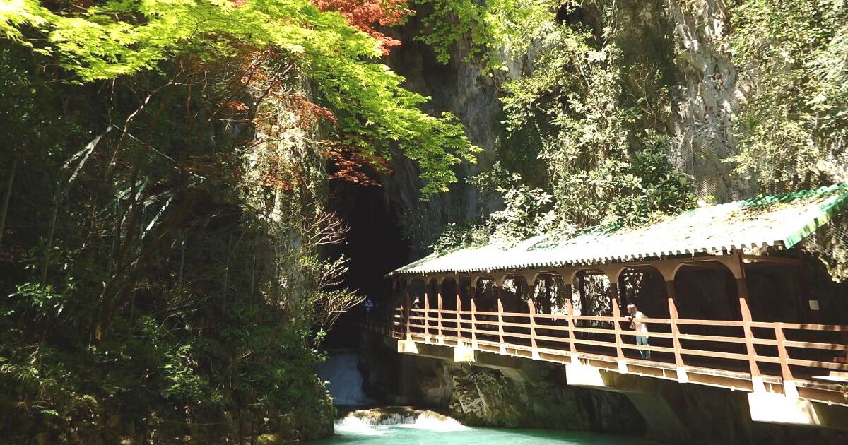 美祢市秋芳町、特別天然記念物となっている大鍾乳洞で知られる観光スポット、秋芳洞の入口風景