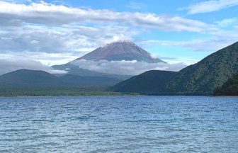 身延町中ノ倉、本栖湖の北岸に位置する浩庵キャンプ場から見る富士山の風景