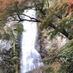 箕面市、日本の滝100選にも選ばれている箕面大滝（落差33m）