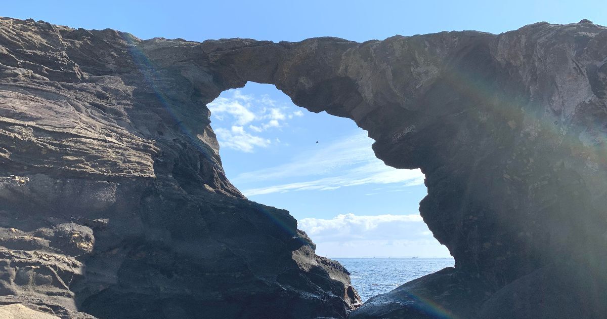 三浦市三崎町城ヶ島、自然が長い時をかけて作り出した海蝕の造形美、洞穴馬の背洞門