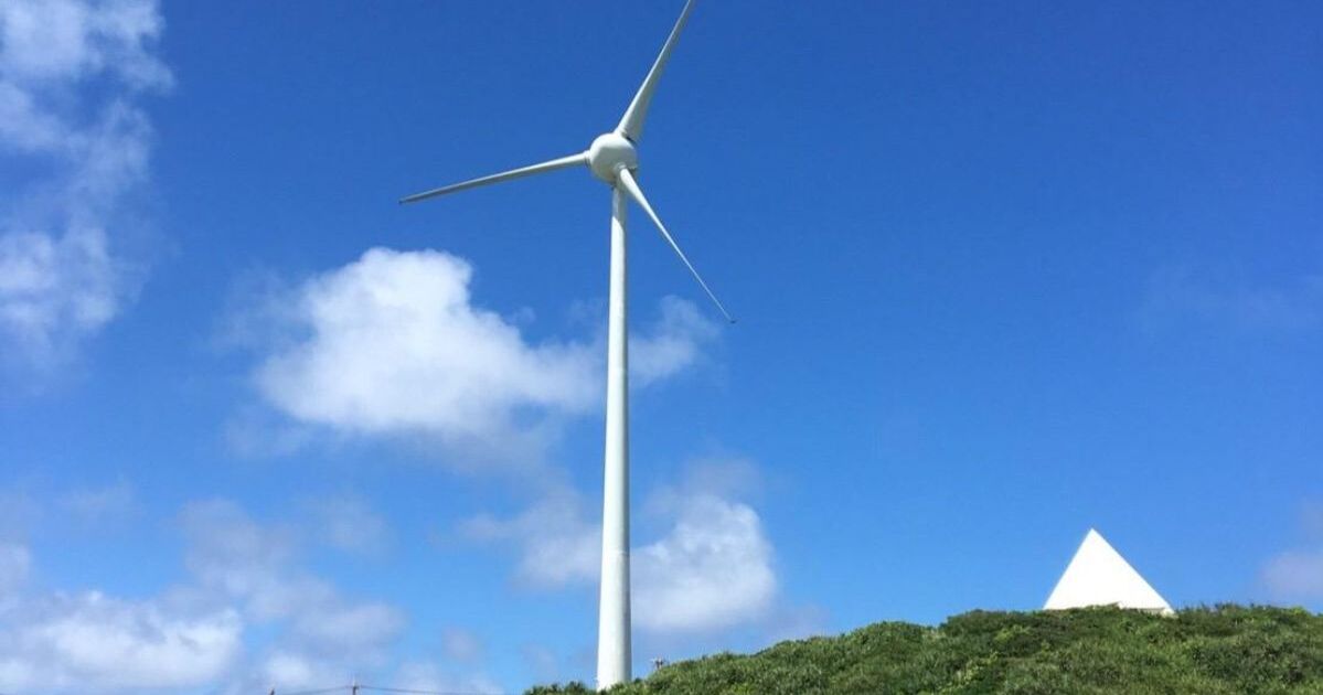 宮古島市平良狩俣、西平安名岬に建つ、風力発電の巨大風車
