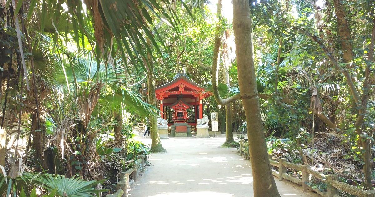 宮崎市青島、縁結びのパワースポットとして知られ、絵馬のトンネルをくぐった先にある青島神社の元宮