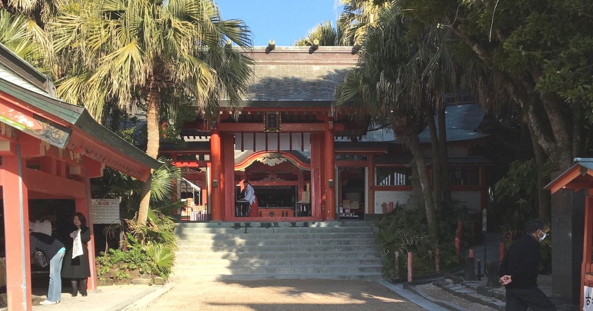 宮崎市青島、縁結びのパワースポットとして人気の青島神社、本殿前の風景