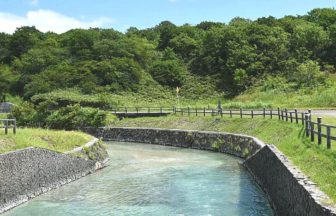 むつ市田名部、日本三大霊場の1つ、恐山の入口に位置し、あの世とこの世を隔てると言われる三途の川の風景