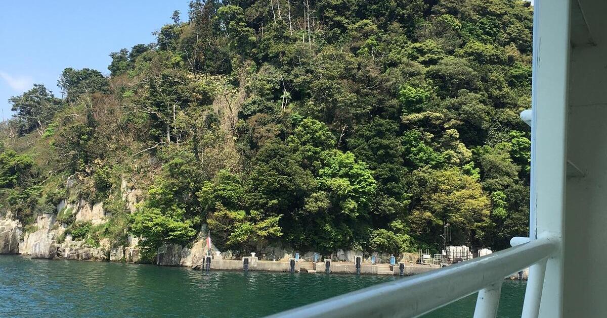 長浜市、琵琶湖に浮かぶ周囲2kmの小さな島、竹生島
