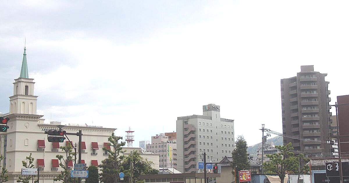 長野市上千歳町、市内中心部にある結婚式場と街並みの風景