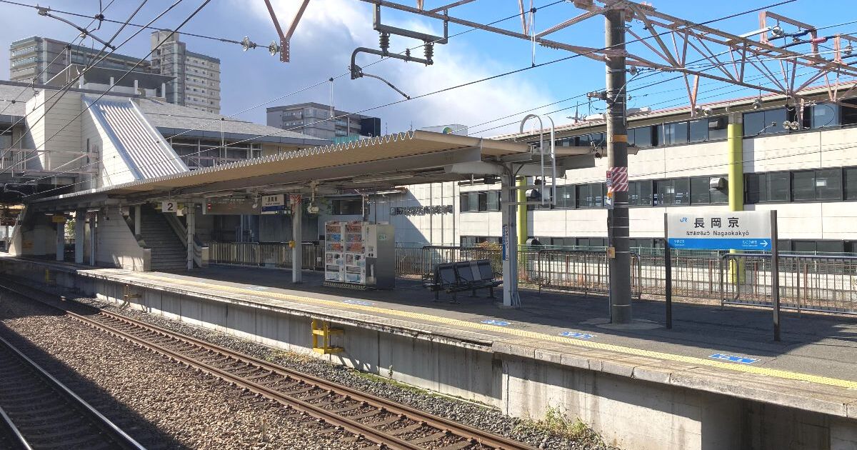 長岡京市神足、JR東海道本線の長岡京駅、ホーム風景