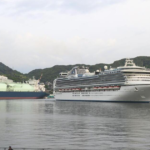 長崎市、長崎港の客船と対岸の三菱重工造船所