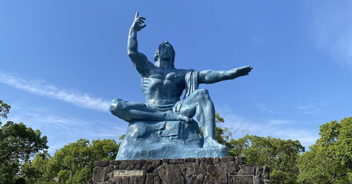 長崎市松山町、平和公園内に1955年に建てられた平和祈念像