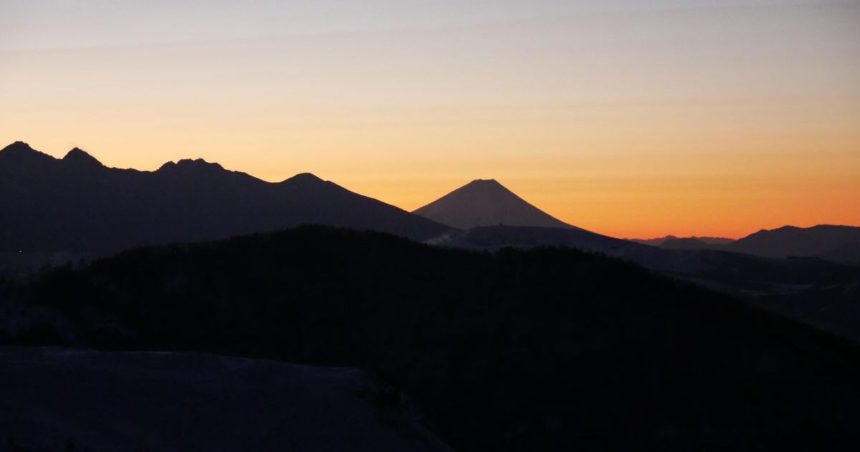 長和町、松本市、上田市にまたがる美ヶ原高原から見える夜明けの富士山