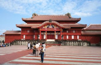 那覇市首里、かつての琉球王国の繁栄を今に伝える首里城の正殿