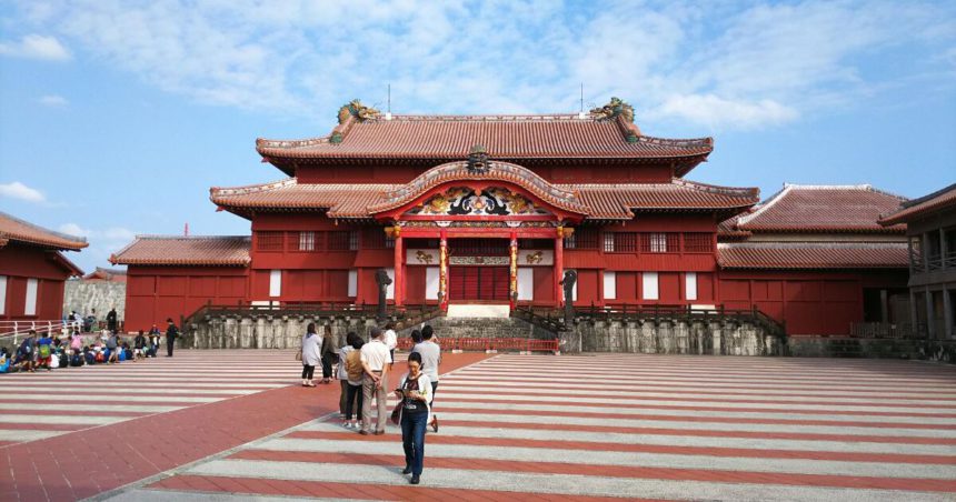 那覇市首里、かつての琉球王国の繁栄を今に伝える首里城の正殿