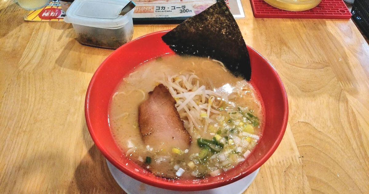 那覇市松尾、アグー豚を使用したスープと自家製麺のラーメン店、町の麺処 琉家 本店の豚骨ラーメン