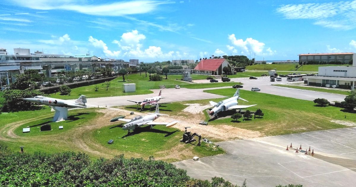 那覇市当間、戦闘機の展示なども行われている航空自衛隊那覇基地の風景