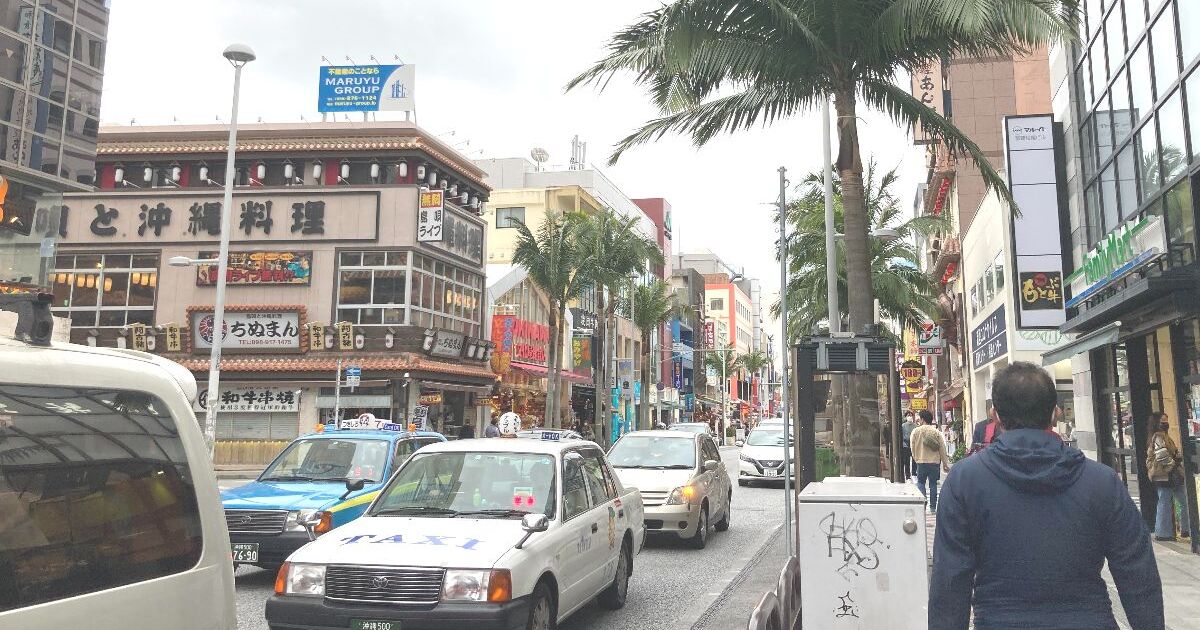 那覇市、沖縄で最もにぎわう繁華街、国際通りの風景