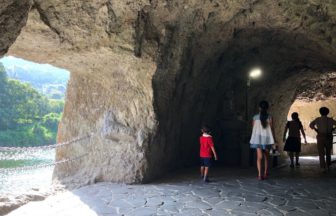 中津市本耶馬渓町、江戸時代に岸壁を手彫りで彫り抜いたトンネル、青の洞門