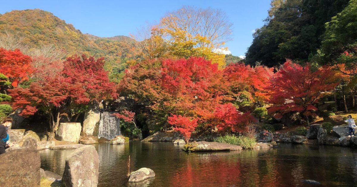 中津市耶馬溪町、日本新三景に選ばれた町の耶馬溪ダム記念公園、溪石園の庭園風景