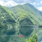 南砺市、湖面の美しさが印象的な桂湖の風景