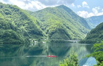 南砺市、湖面の美しさが印象的な桂湖の風景