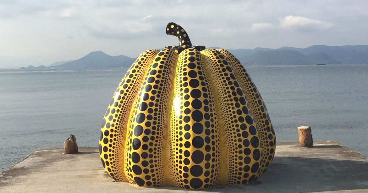 直島町のシンボルにもなっている、草間弥生さん作の彫刻、黄色いかぼちゃ