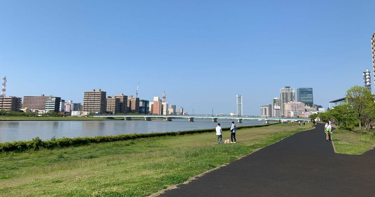 新潟市内、信濃川河口周辺の河川敷風景
