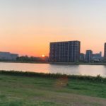 新潟市内、信濃川河川敷の夕暮れ風景