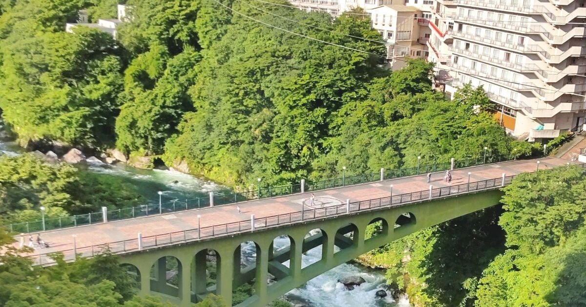 日光市、鬼怒川温泉の中心地に架かるふれあい橋