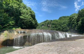 沼田市利根町、水の侵食によって生まれた自然の造形美、東洋のナイアガラとも呼ばれる吹割の滝