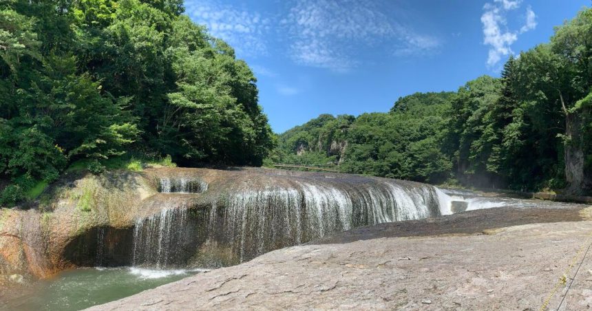沼田市利根町、水の侵食によって生まれた自然の造形美、東洋のナイアガラとも呼ばれる吹割の滝