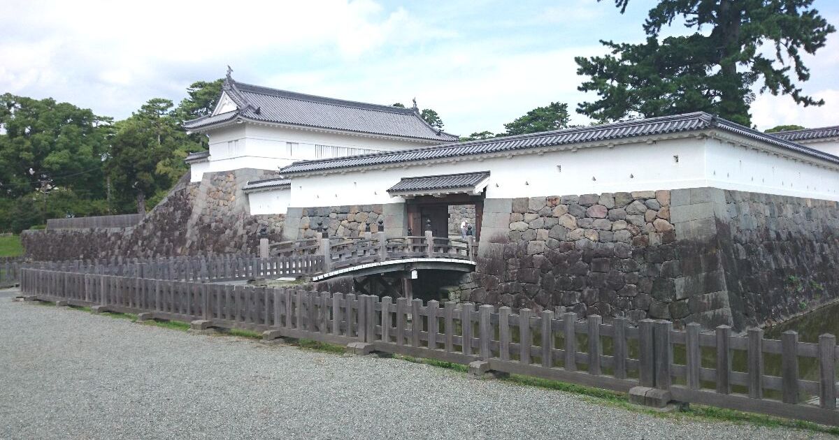 小田原市本町、2009年に復元された、小田原城の二の丸を守る馬出門の風景