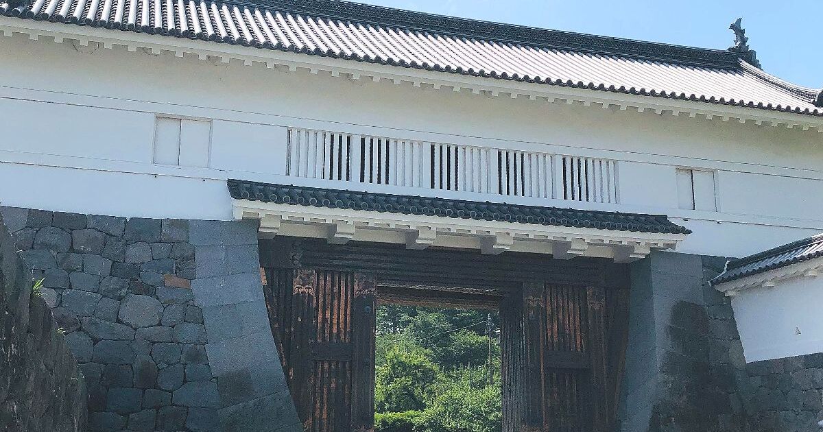 小田原市城内、江戸時代には小田原城二の丸の表門であった銅門の風景