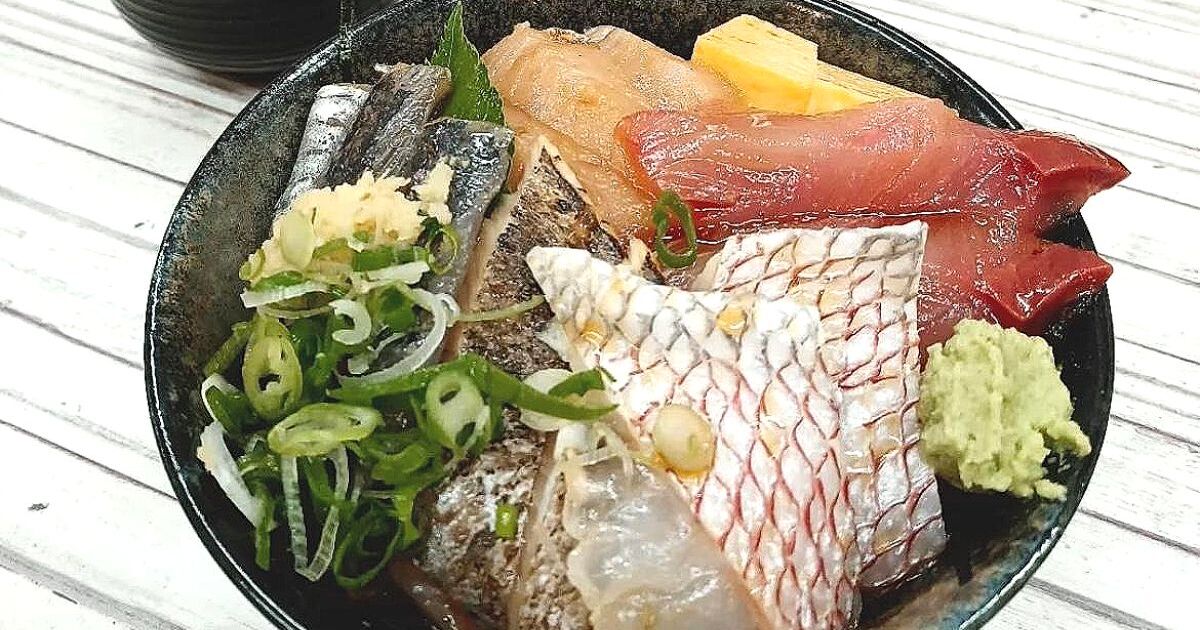 小田原市下大井、観光客にも人気の店、丼万次郎の地魚多め5食丼
