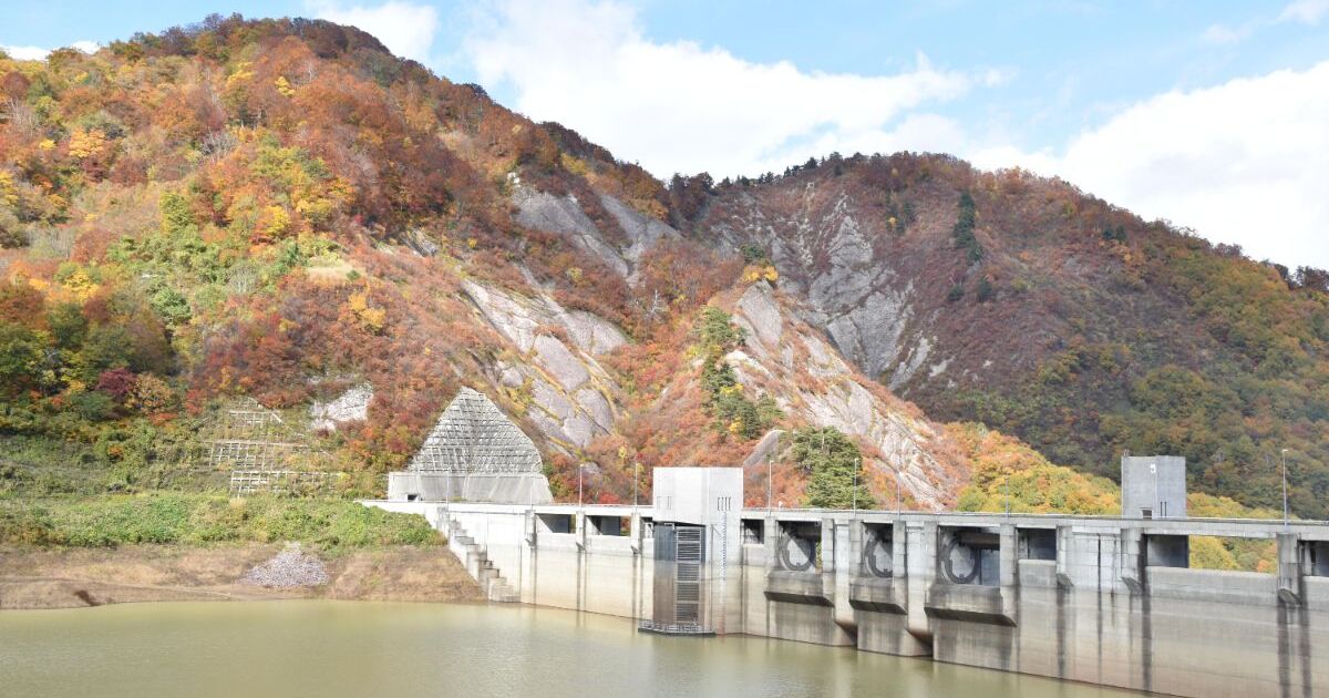 小国町綱木箱口、秋色に染まり始める横川ダムの風景