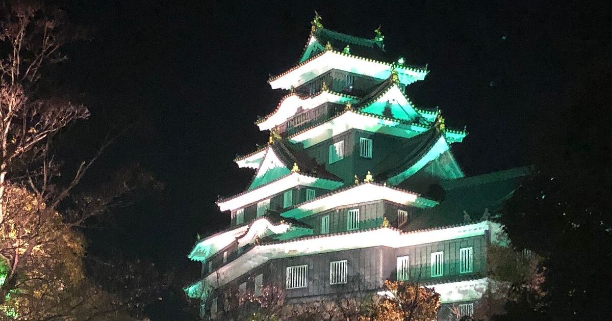 岡山市北区丸の内、別名・烏城とも呼ばれる岡山城の夜間ライトアップ風景