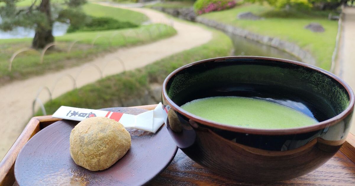 岡山市北区、後楽園内のさざなみ茶屋で抹茶を楽しみながら眺める庭園風景