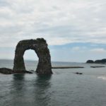 奥尻町の景観を代表するドーナツ型の奇岩、鍋釣岩