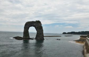奥尻町の景観を代表するドーナツ型の奇岩、鍋釣岩