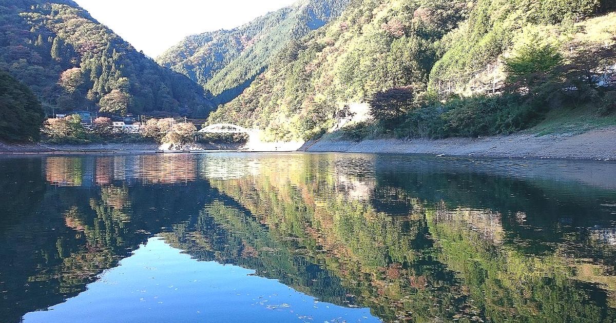 奥多摩町原、東京の水がめの役割を果たす人造湖であり、水源の森百選にも選定されている奥多摩湖