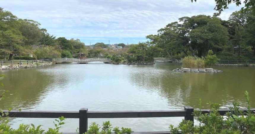大村市玖島、日本の歴史公園100選にも選ばれている大村公園、桜田の堀から見える風景