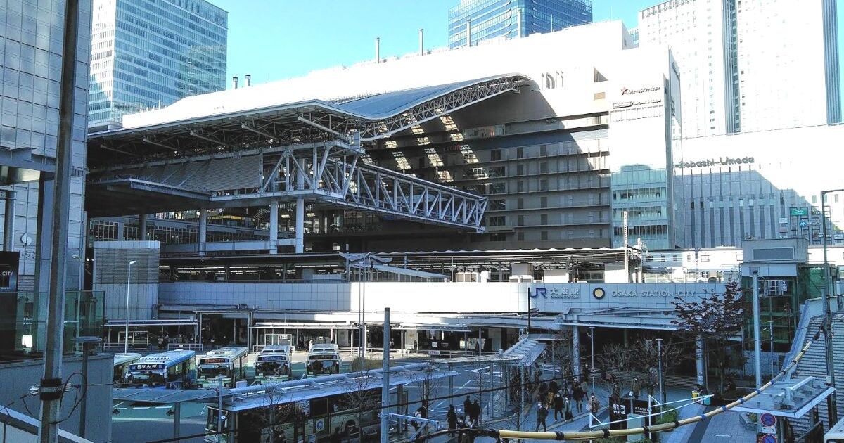 大阪市北区梅田3丁目、梅田の中心に位置し、JR東海道本線などが乗り入れる大阪駅（1日あたりの乗降人員数294,979人／2021年）